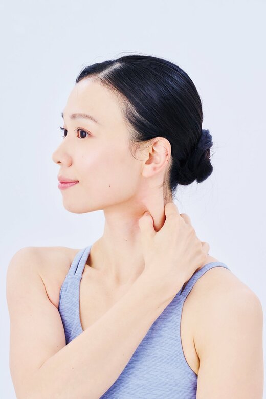 胸鎖乳突筋をつかんでいる様子