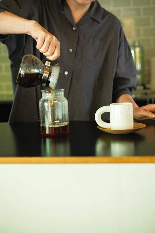 コーヒーを淹れる引田さん