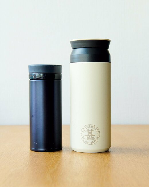 お茶を入れた水筒