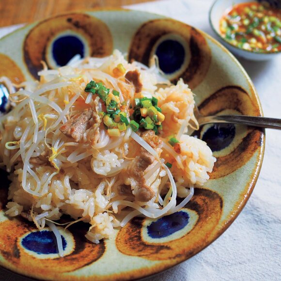 モヤシと豚肉のピリ辛混ぜご飯