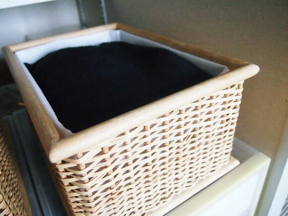 分厚いニットはカゴに