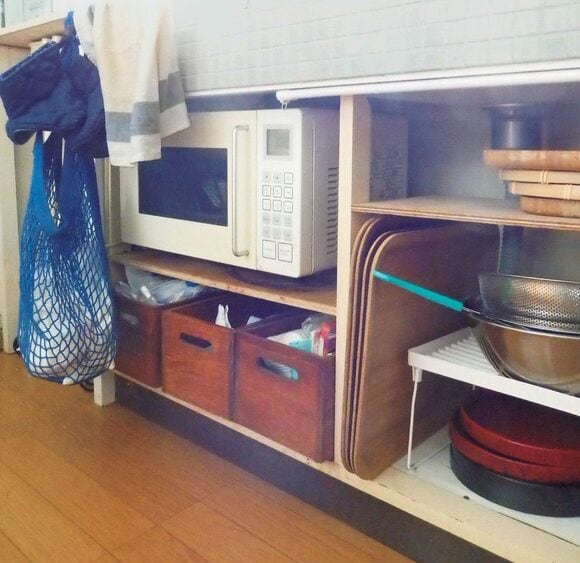 電子レンジその下に茶色のかご