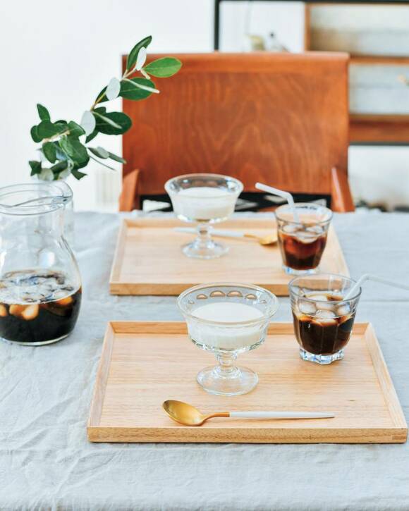木のトレーにガラス食器