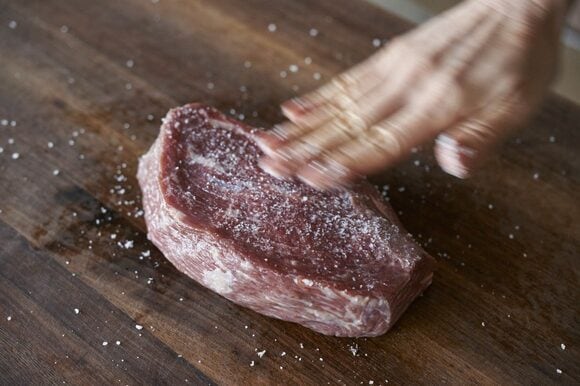 牛肉は室温に戻し、焼く10分ほど前に全体に塩をふってすり込む。