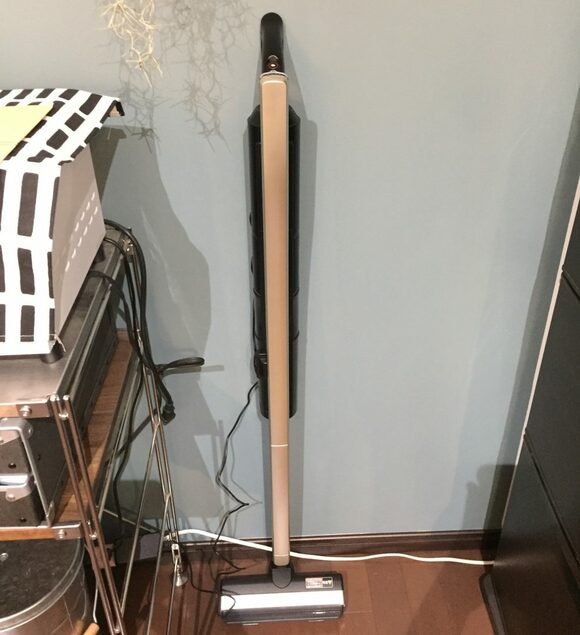 掃除機は壁に立てかけて