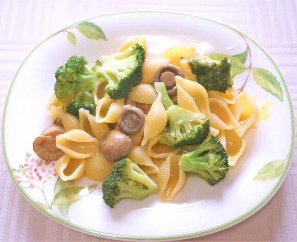 ひと煮立ちさせたらお皿にざっくり盛りつけて完成です