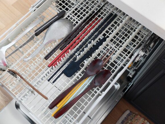 キッチンの物量のおよそ1~2割を減らして収納スペースをコンパクト化した分、大容量の食洗機をつけました