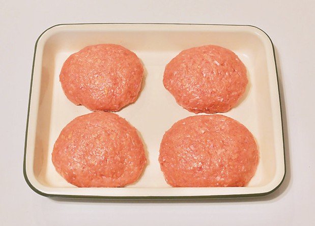 ハンバーグの形を整える