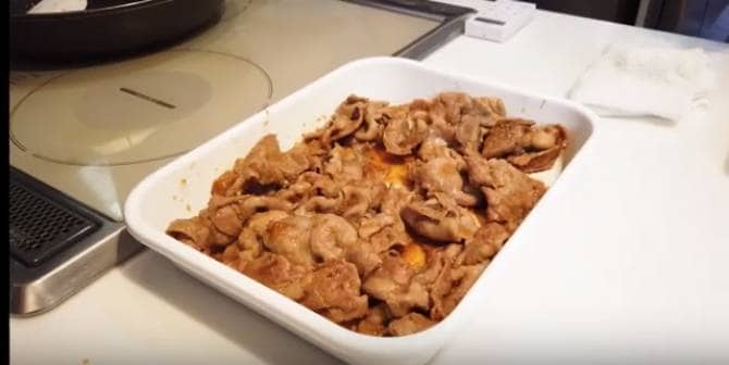 お肉をバットにとる