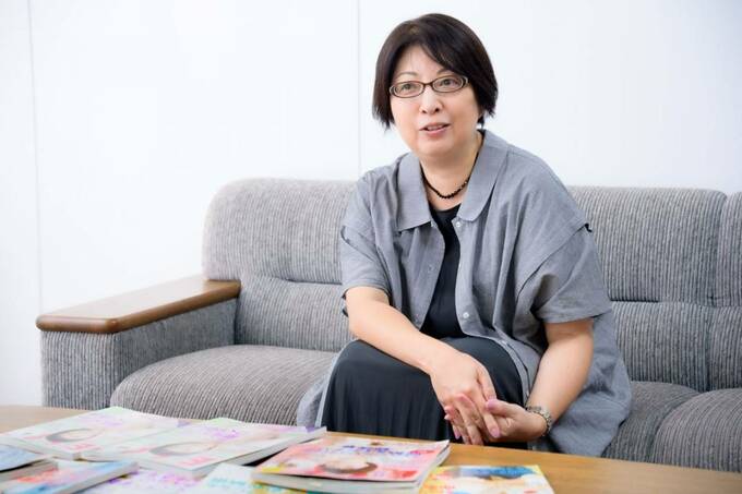 雑誌を前に話す佐々木智子さん