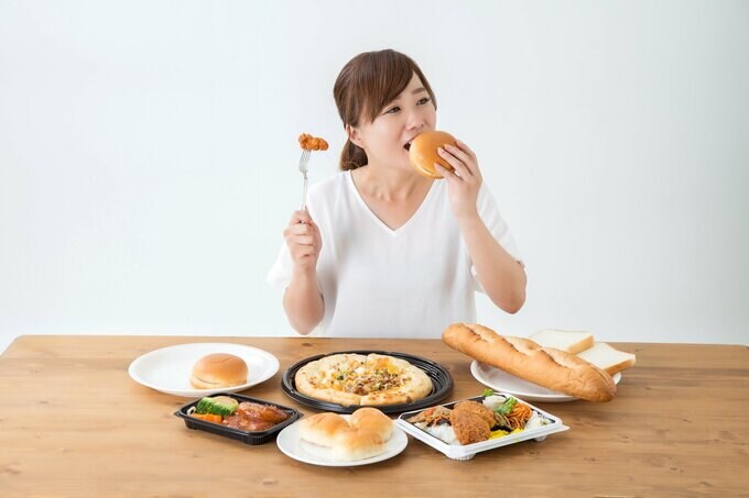 沢山食べる女性