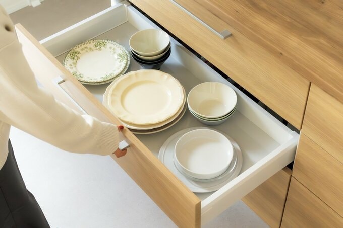 棚の引き出しに収納された食器