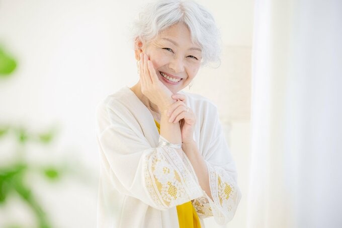 ほほえむ白髪の女性