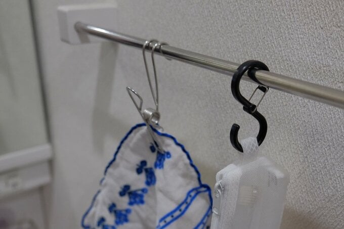 S字フックとピンチを引っかけた様子