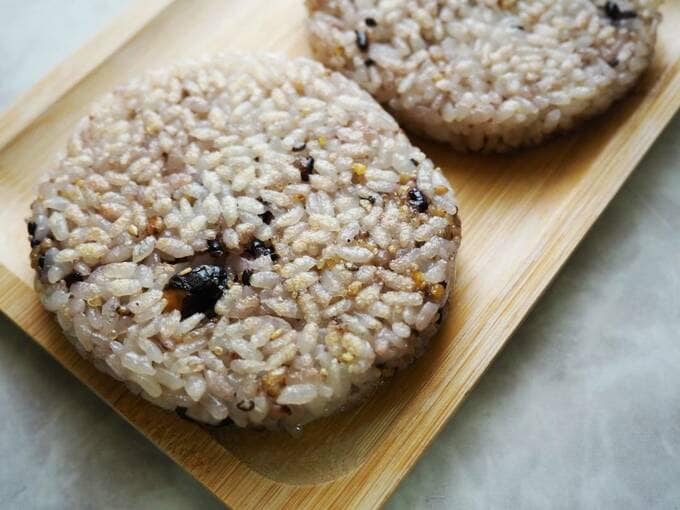 焼いたライスバンズ2つ