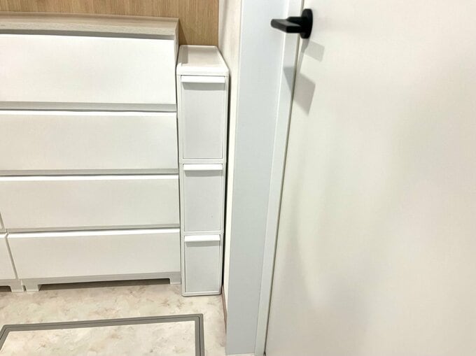 収納棚横にフィットするスリム棚