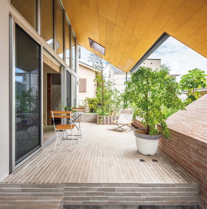 半戸外スタイルのテラス