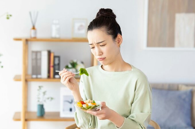 サラダを食べる女性