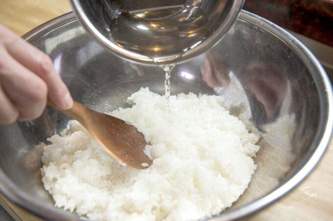 ご飯に酢を回し入れる様子
