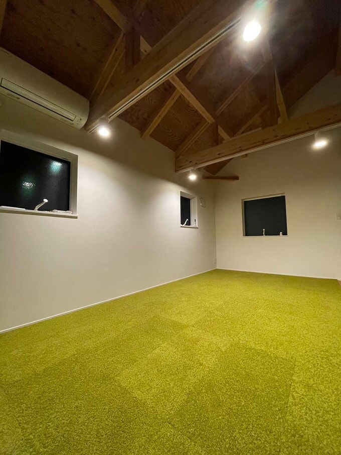 タイルカーペットを敷いた直後の部屋