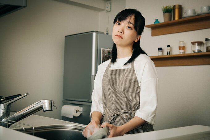 洗い物につかれた女性