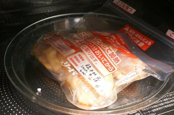 袋を耐熱皿に乗せる