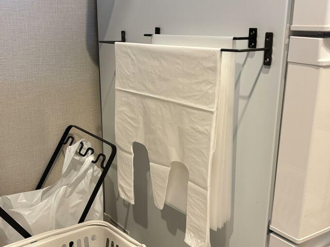 軽いものをかけられるセリアのアイアンバー。わが家ではゴミ袋2種類を引っかけています