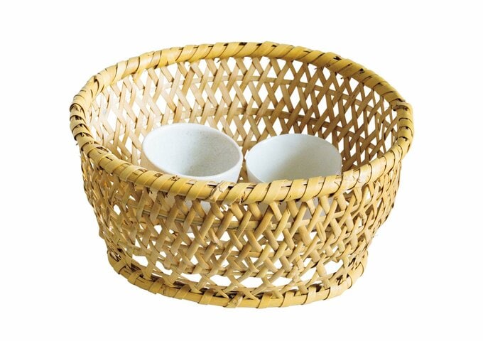 茶碗カゴに白い器が2つ入っている様子