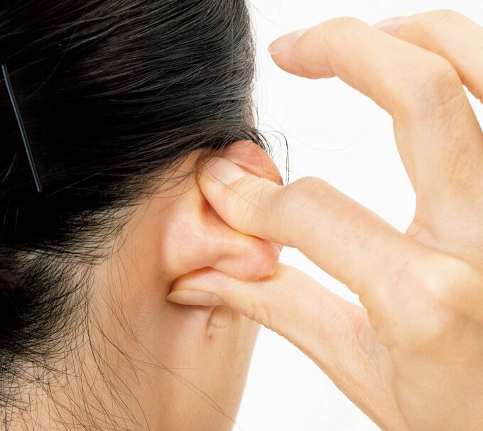 耳と頭のキワを抑える図