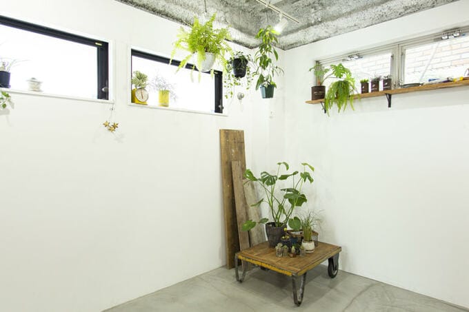 窓に囲まれた土間の一角