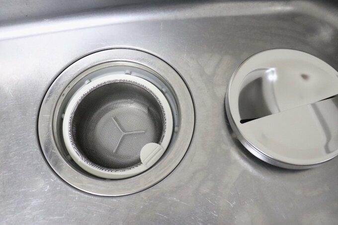 交換したステンレス素材の排水プレートとゴミ受け
