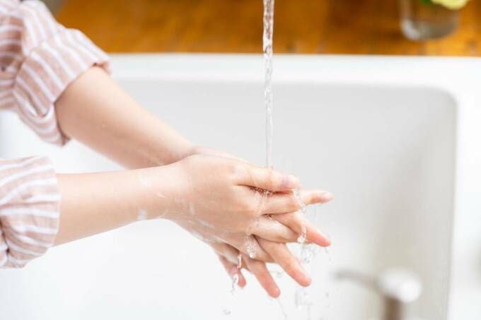 水で手洗い