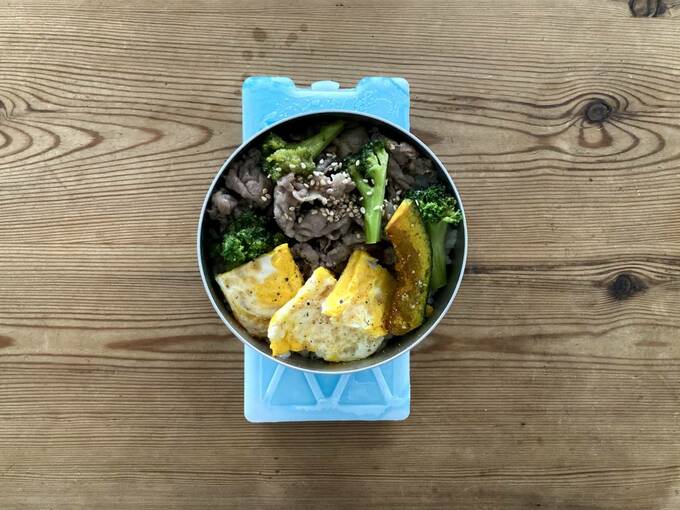 保冷剤の上にお弁当箱