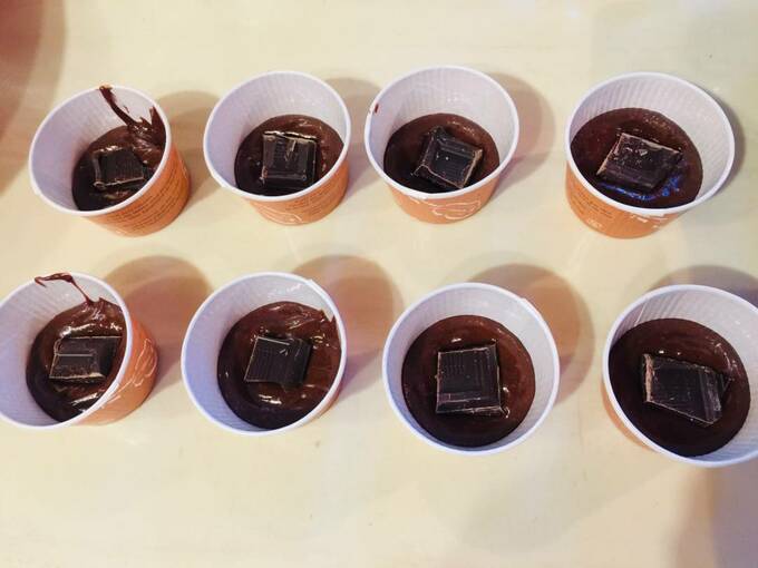 生地を容器の半分まで入れ、割っておいた板チョコをのせます