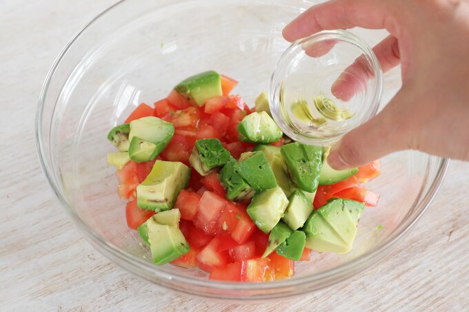 野菜を調味料であえる