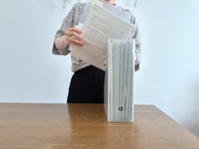 書類を整理する様子