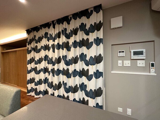 ネイビーの花柄カーテンとグレーの壁紙