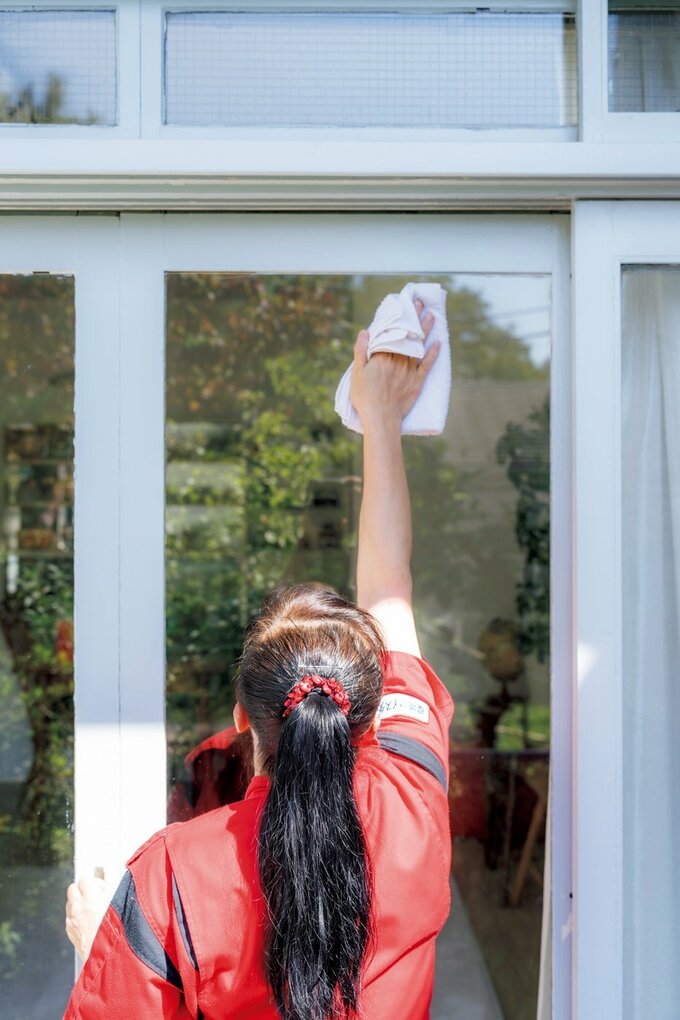 窓掃除をする新津さん