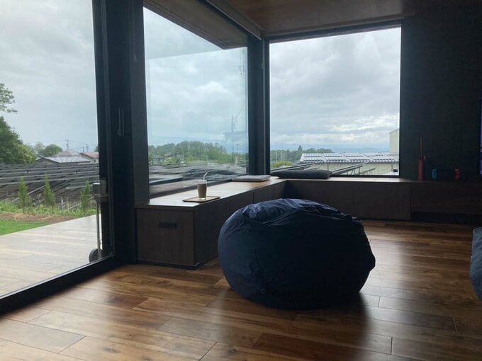 ベンチでお茶を飲む