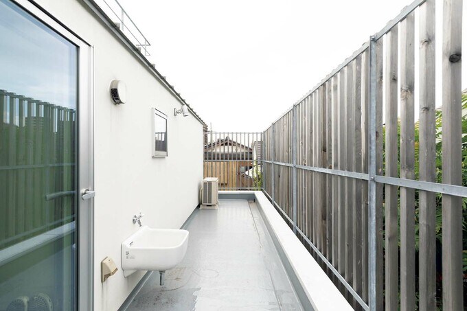 3階の長いバルコニー