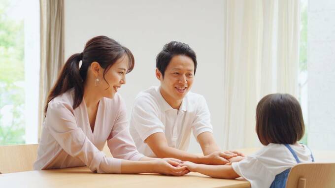 テーブルに子どもと男女