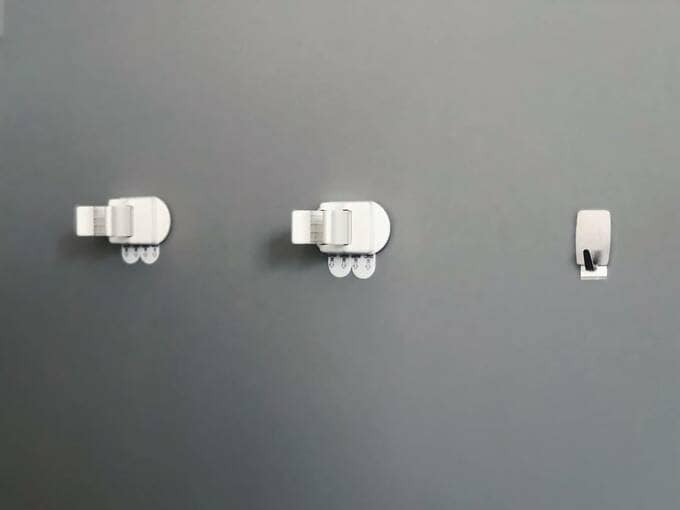 引っかけ穴がついているものやハンガーなどは、フックに引っかけて浮かせる収納を