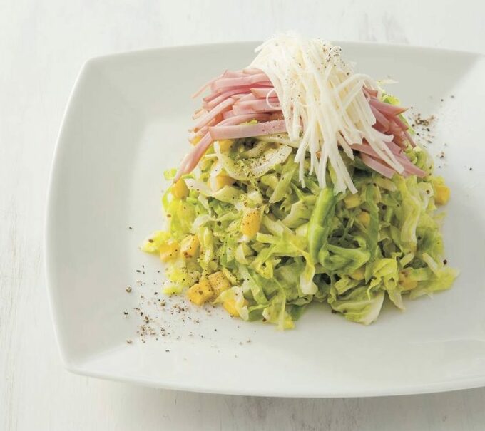 色のついた皿で華やかさをアップ