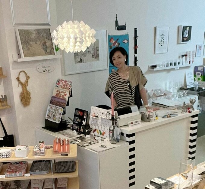 レジカウンターに立つ女性