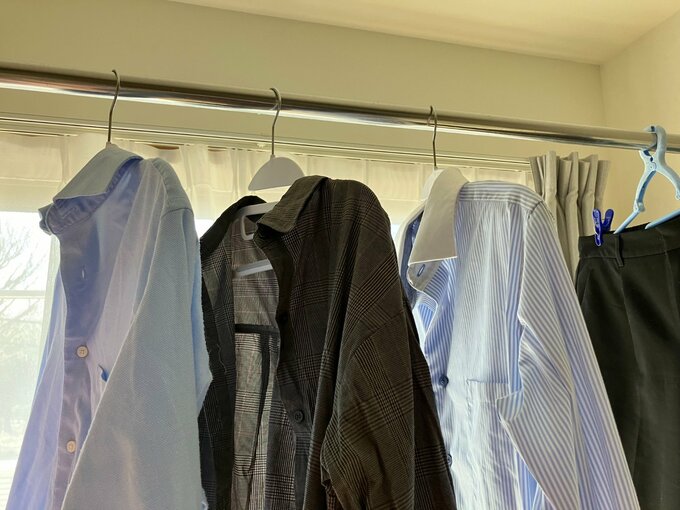 クローゼット用のハンガーを使って干した洗濯物