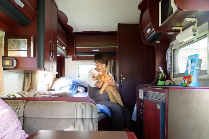 キャンピングカーで過ごす岡本さんと愛猫モカ君