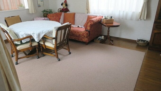 ソファやテーブルなどが置いてあるリビング