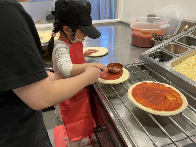 ソースをのせる