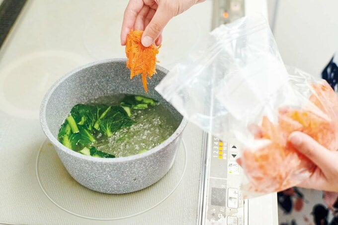 お鍋に湯でたニンジンなど