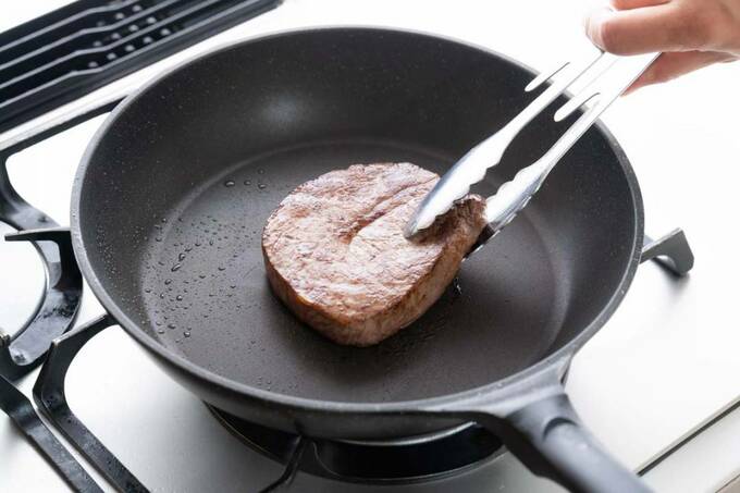 肉を焼く様子
